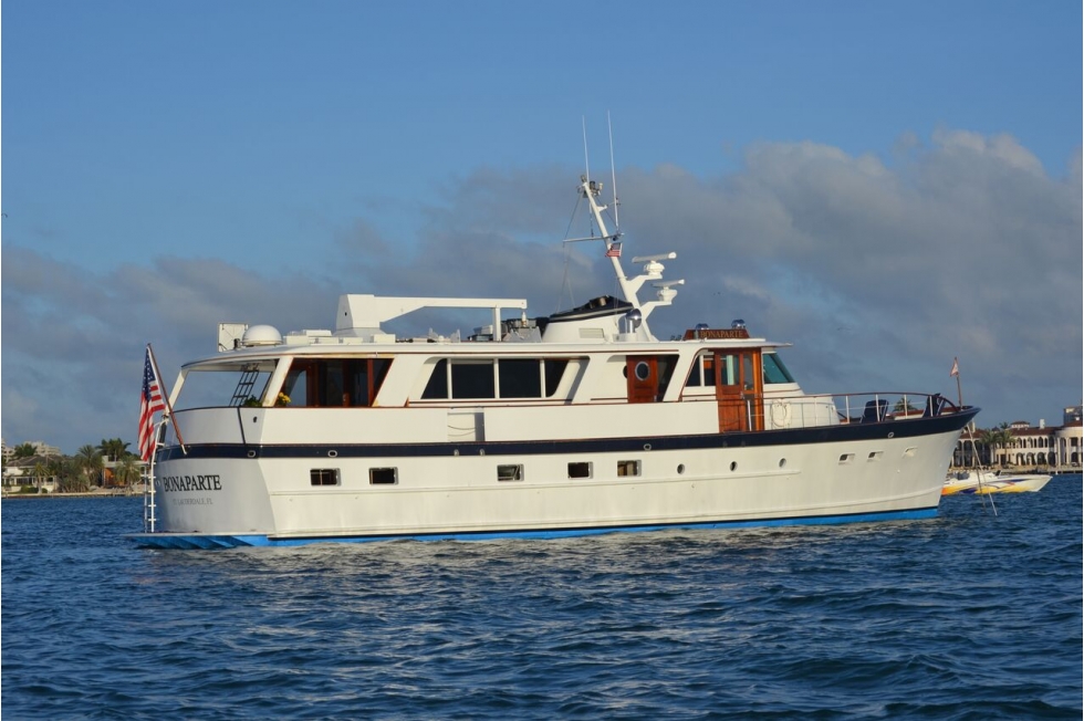 flush deck motor yacht