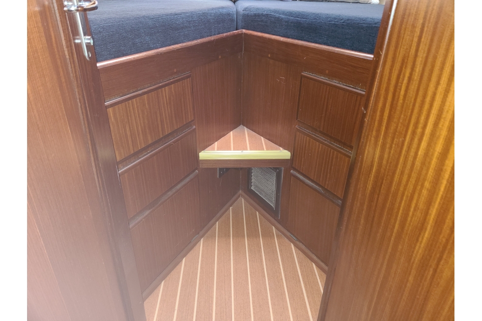 1988 Hatteras 40' Double Cabin Motor Yacht